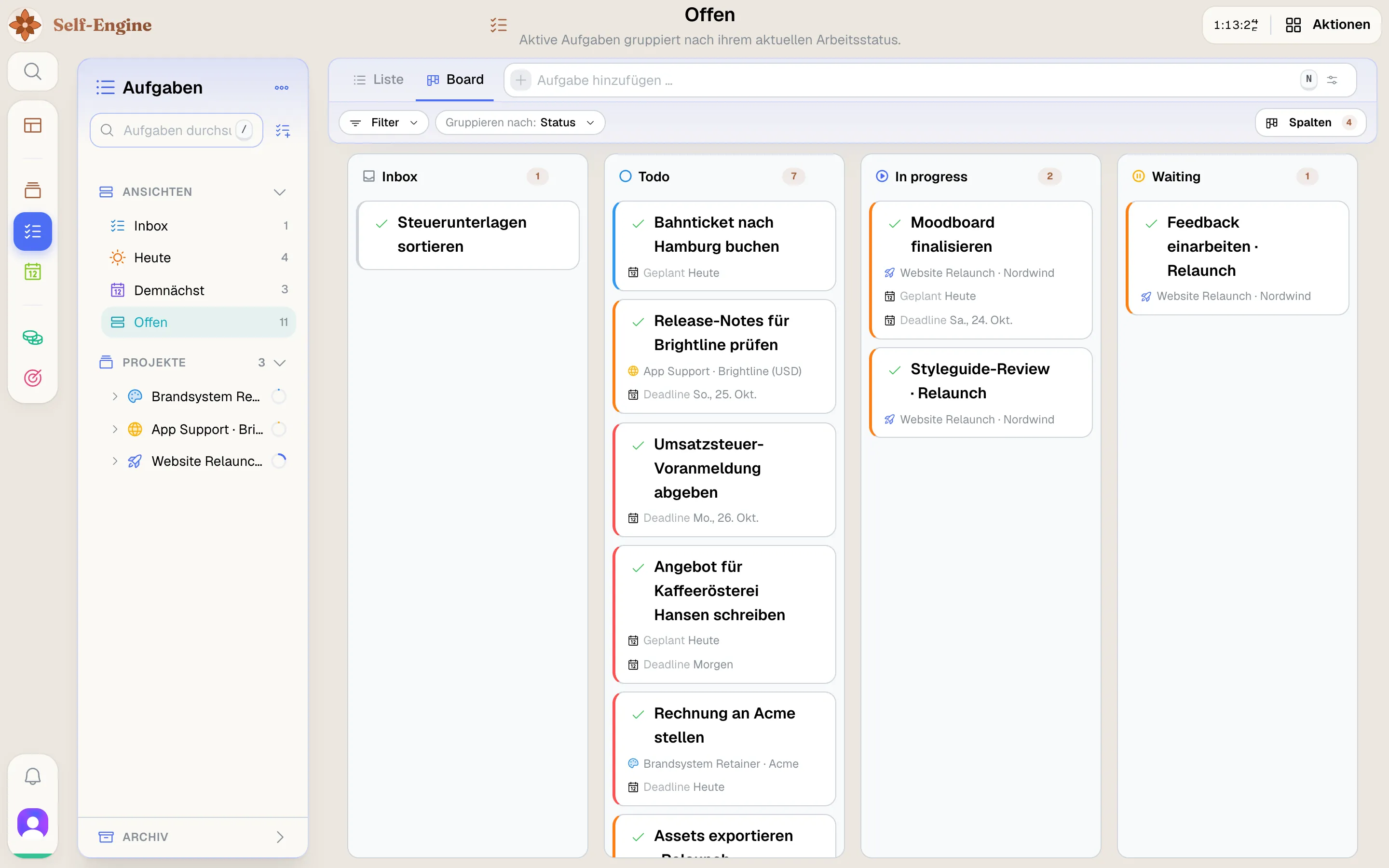 Aufgaben-Board mit Spalten für Inbox, Todo, In Progress und Waiting, jede Aufgabe mit Projekt, Planung und Deadline